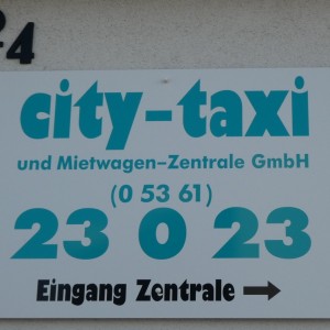 Entrance sign referring to the right entrance